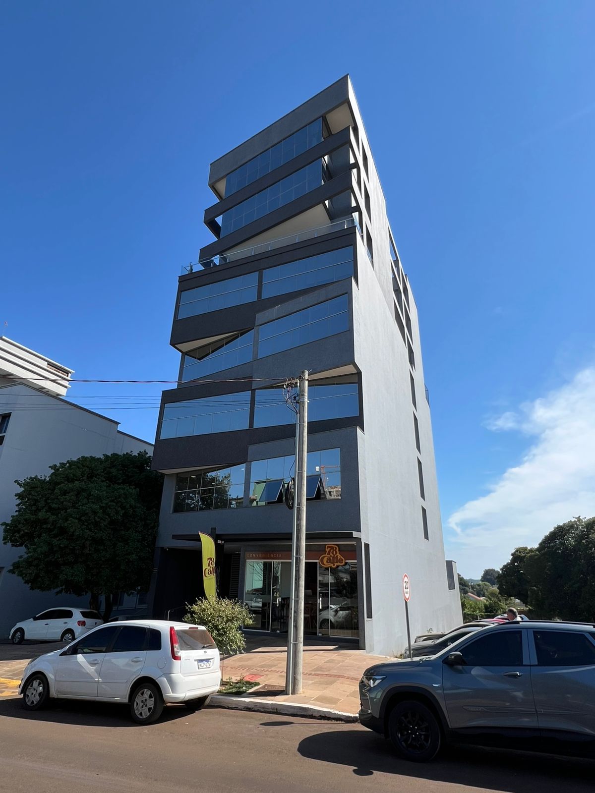 Sala comercial para venda sob nº 404, Edifício Vittá, no centro de Tapejara-RS